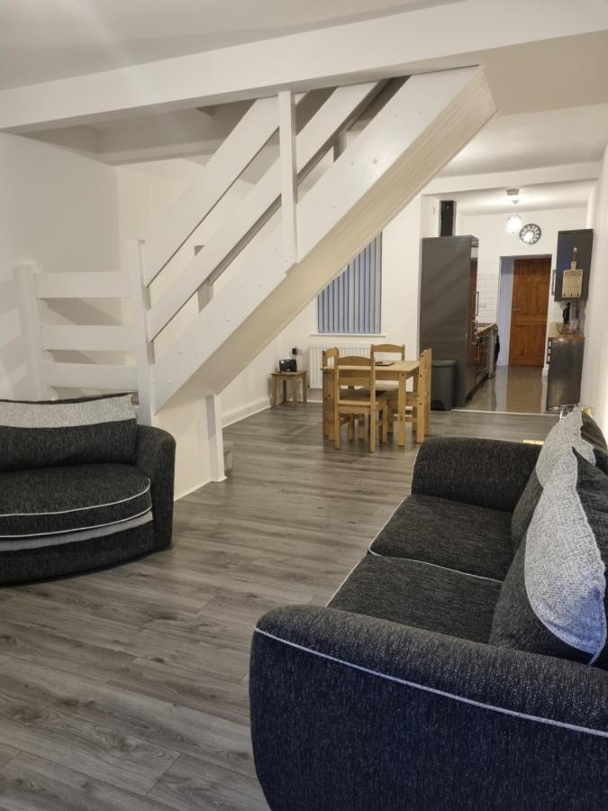 Spacious And Modern Town House Close To The District *